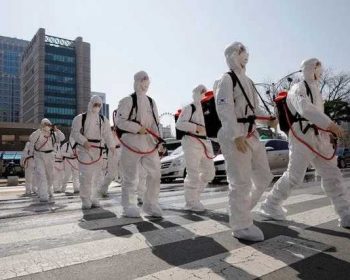 South Korean soldiers wearing protective gear walk on a street in front of Daegu's city hall after the rapid rise in confirmed cases of the coronavirus on March 2, 2020. Photo by Reuters.